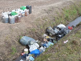 Jerrycans en vaten met onbekende stoffen gevonden in Wernhout
