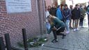 Montessori-leerlingen leggen bloemen bij Bergse synagoge