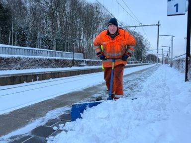 De sneeuw wordt weggehaald op het station in Etten-Leur