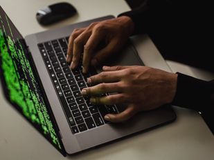 laptop met code op het scherm