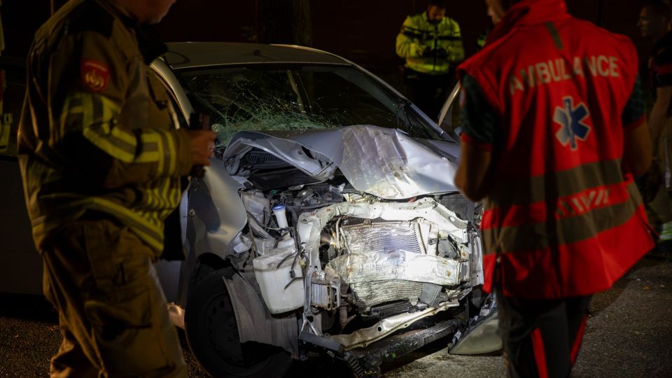 Auto botst tegen boom op Bredaseweg in Roosendaal