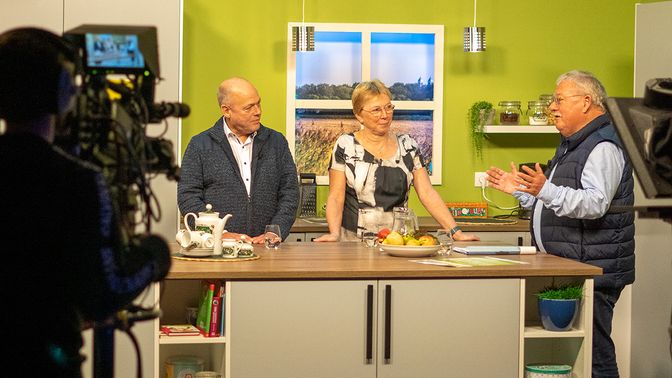 Pierre van Broekhoven en Ineke Pals van BeKóór in de tv-studio | Foto: Vincent Krijtenburg