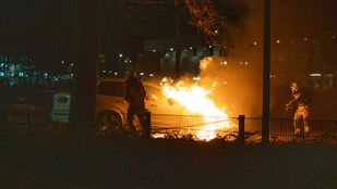 Auto staat in brand aan de Parallelweg in Bergen op Zoom