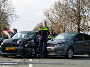 Automobilist naar ziekenhuis na botsing in Lepelstraat