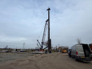 Dinsdagochtend is de eerste paal in de grond geslagen van het nieuwe pompstation in Woensdrecht.