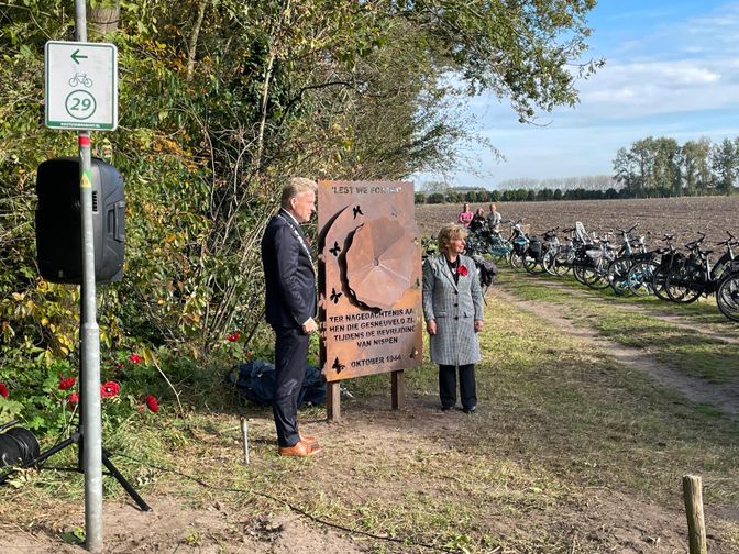 Burgemeester Mark Buijs en de Nispense kunstenares Carla Brosens Dekkers bij het nieuwe herdenkingsmonument aan de Honingbossenweg bij Nispen 