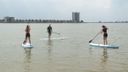 Balanceren op een plank in het water: ga op Sup Surfari