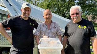 Jan de Rooij met het Aziatische Hoornaarsnest