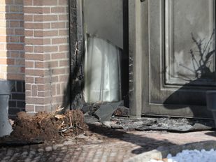 Vuurwerkbom gaat af bij huis, schade bij voordeur