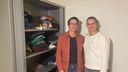 Rita en Nikki zamelen kleding en schoenen in voor dakloze ziekenhuispatiënten