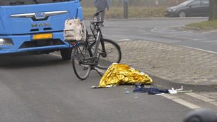 Aanrijding tussen een fiets en een vrachtwagen in Etten-Leu