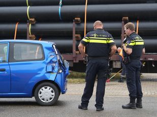 Trein ramt auto op onbewaakte overgang in Moerdijk