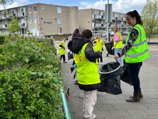 Leerlingen de Grebbe ruimen zwerfafval in de wijk op: &#8216;Leuker dan schrijfles’