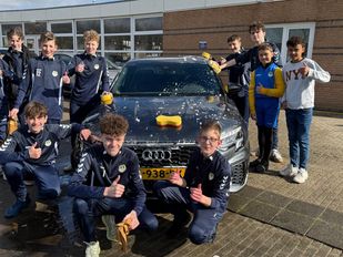 Jeugdteams van Internos Etten-Leur wassen auto's voor hun reis naar Baiertal in Duitsland