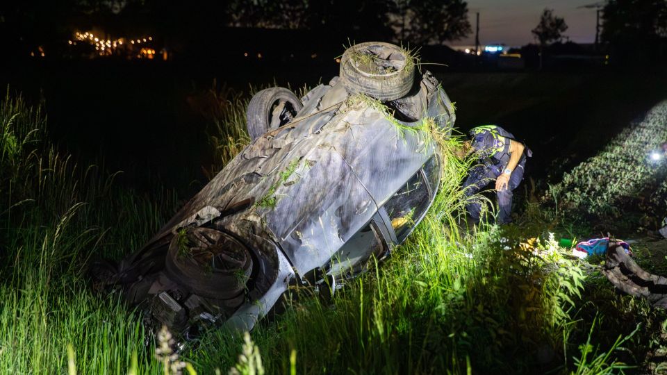 Auto belandt in sloot na crash op Nelson Mandelaweg