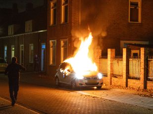 autobrand vuurwerk Ligusterstraat Bergen op Zoom