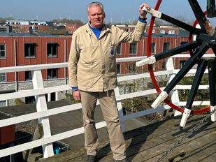 Molenaar Fer laat bezoekers de geheimen van De Lelie zien