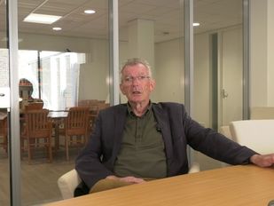 Peter van Steekelenburg tijdens een reportage afgelopen september waarin hij onze verslaggever een rondleiding gaf door het nieuwe pand van Buurthuis De Geerhoek