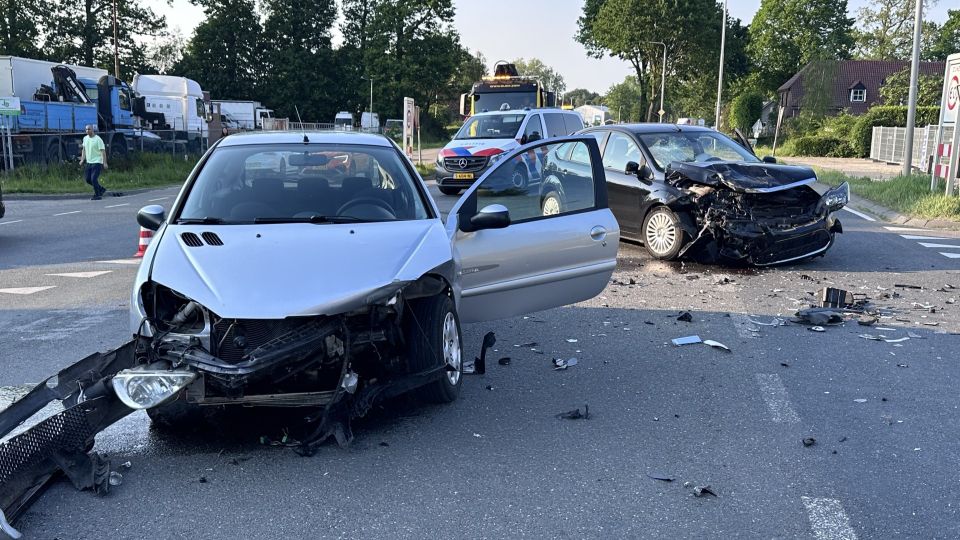 Enorme ravage na aanrijding op de Bredaseweg in Klein Zundert