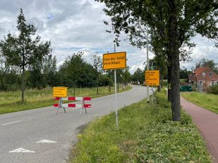 Gele verkeersborden bij een wegafsluiting