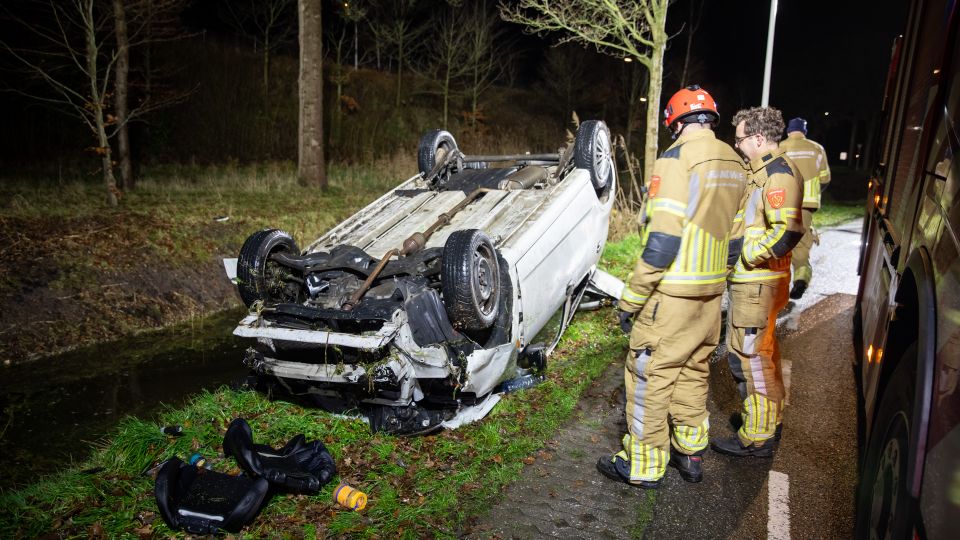 Auto in sloot Lepelstraat