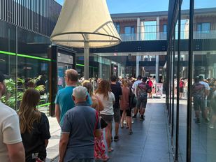 Zonsverduisteringsgekte in Hoogerheide: tientallen mensen komen op laatste verkoop eclipsbril af