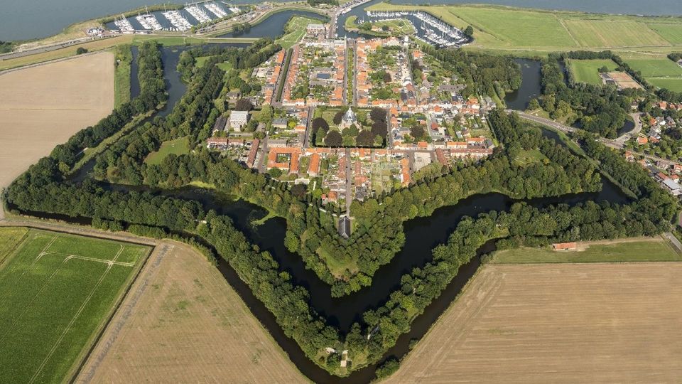 Ruigenhil wordt door de moord op Willem van Oranje de vesting Willemstad.