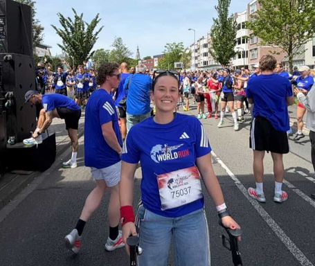 Ondanks haar dwarslaesie loopt Isa 800 meter tijdens de Wings for Life World Run in Breda.
