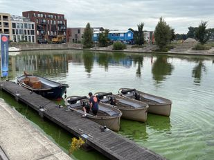 Joey van Gils van Sloepverhuur Roosendaal is bezig met verplaatsen van zijn boten