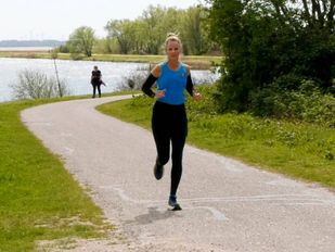 Vrouwelijke hardlopers pleiten voor veilige loop&shy;omgeving: ‘Ik durf ’s avonds niet meer alleen te lopen’