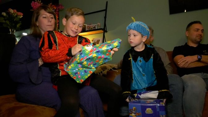 Xavi (8) en Luca (6) pakken hun cadeautje uit.
