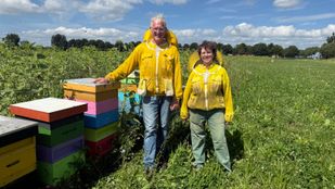 Imkers Peter van Rugge en Karin van Roosendal-Van Eijk