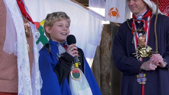 Jeugdburgemeester Dex van Fessem spreekt alle kinderen toe.