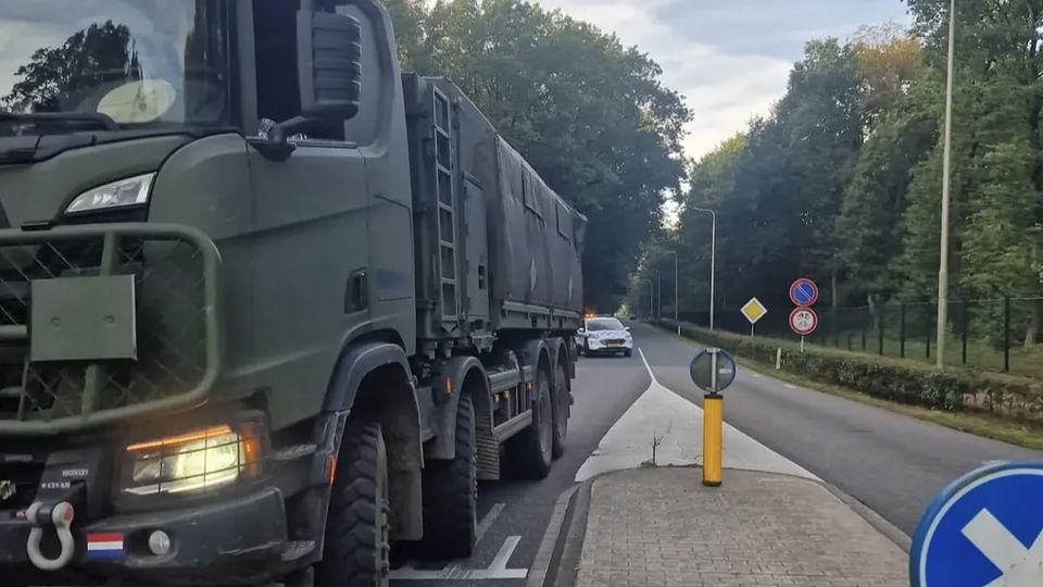 Militairen schieten te hulp om voertuig uit sloot te halen in Rucphen