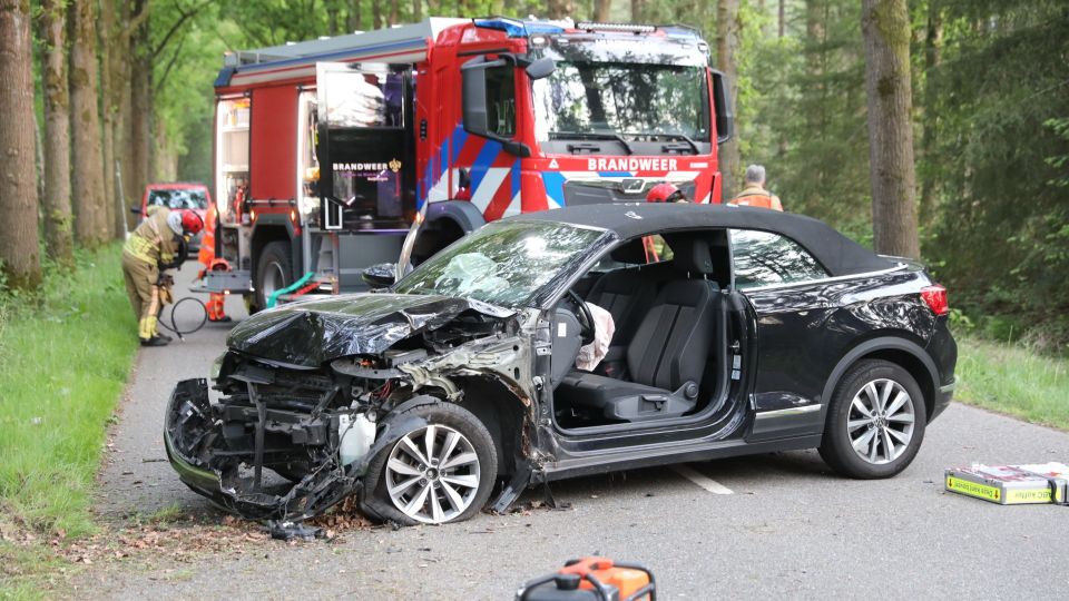 Auto ramt boom op Plantagebaan in Wouwse Plantage