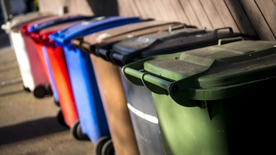 Rijtje met afvalcontainers in verschillende kleuren