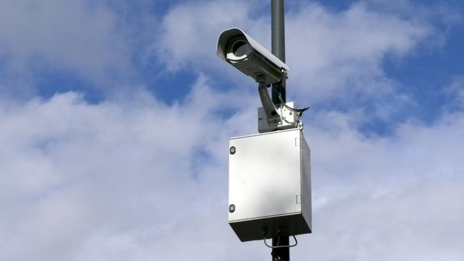De camera die de kentekens aan de Leursebaan moet gaan controleren is al geplaatst.