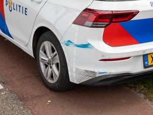 Fietser lichtgewond na botsing met geparkeerde politieauto in Zegge