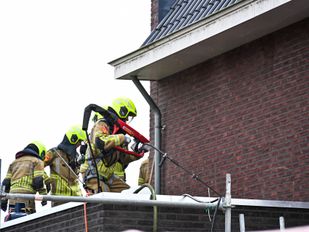 Brand in dak van huis aan Zandakker in Zundert door werkzaamheden