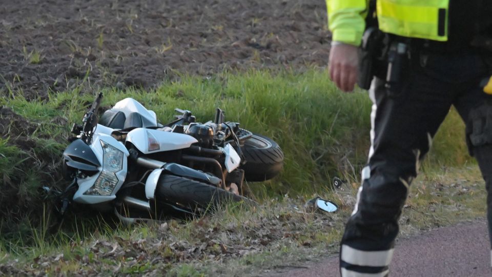 Motorrijdster komt in sloot terecht langs Zundertseweg