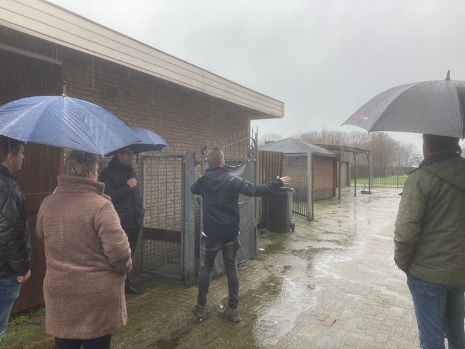 In de stromende regen bezoeken de gedeputeerde en raadsleden de Essenseweg en De Lind in Nispen