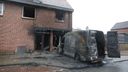 Woning, reisbureau en bus in brand, vermoedelijk aangestoken