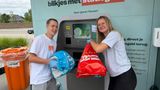 Lieke heeft al haar flesjes en blikjes een jaar lang opgespaard en leverde deze woensdag in bij de nieuwe bulkautomaat in Bergen op Zoom.