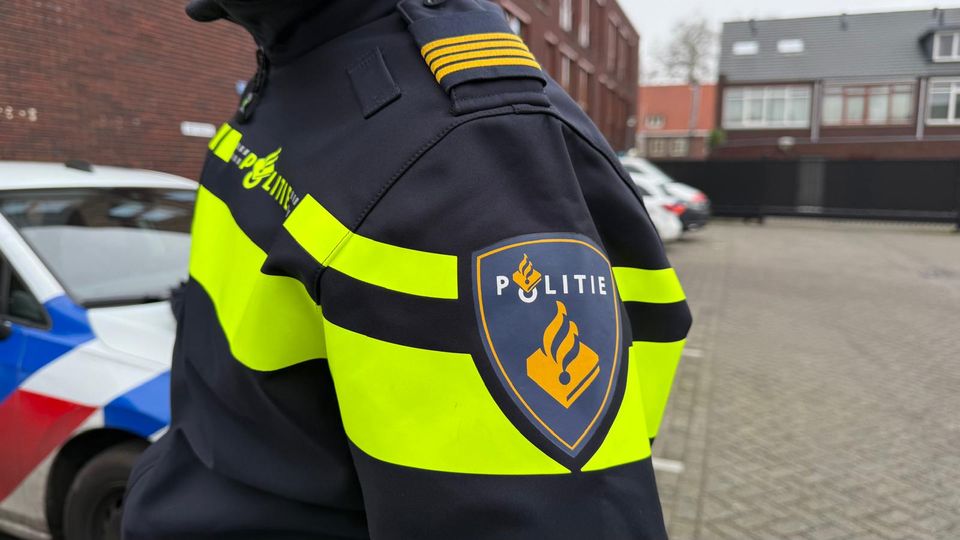 Het uniform is altijd uitgerust met het politielogo en de welbekende gele strepen.