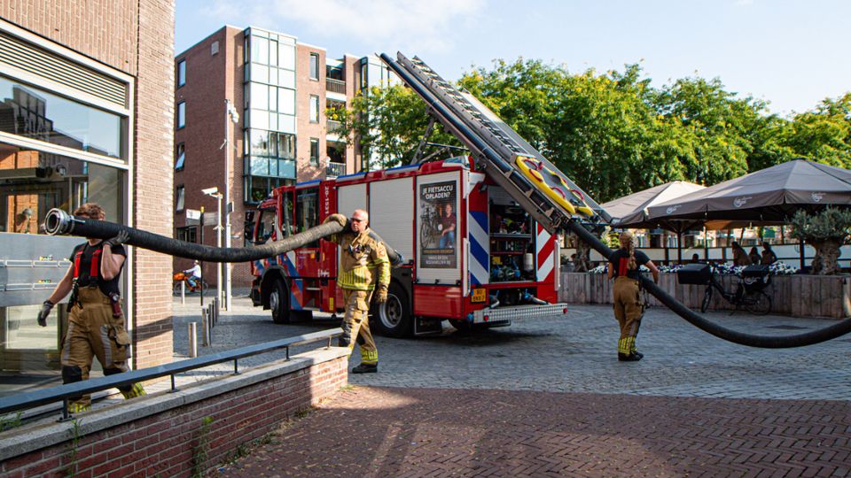 Sprinkler kapot: brandweer pompt water uit volgelopen kelder
