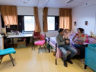Gezin in een woonunit in AZC. Foto Inge van Mill