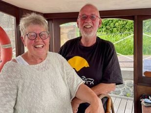 Wilma van Dueren den Hollander en Bas Geerts in de stuurhut van 'de Papillon´