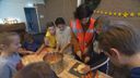 Basisschoolkinderen helpen bij soepproject Bergen op Zoom