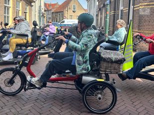 Scootmobieltocht Tholen draait om meer dan alleen rijden: &#8216;Zorgt voor verbinding&#8217;