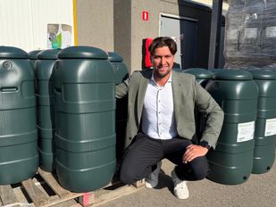 Wethouder Maikel van der Poel deelde woensdagochtend regentonnen uit in Hoogerheide.